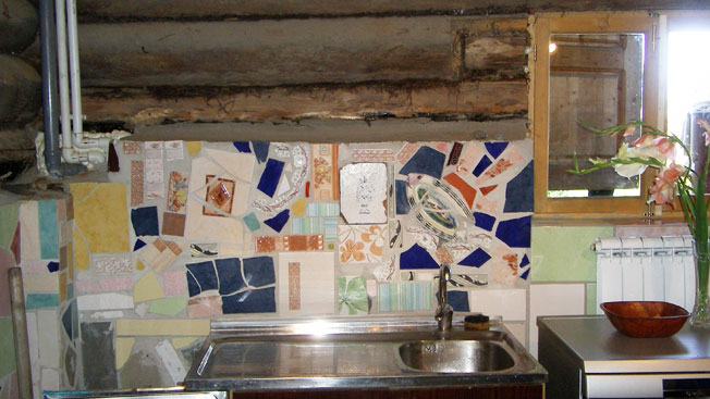 Мозаика на кухне. Сделал Алексей. Сегодня часть мозаики закрыта столом с мойками. Фотография августа 2009.