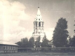 Вид Покровскую церковь и торговый павильон слева